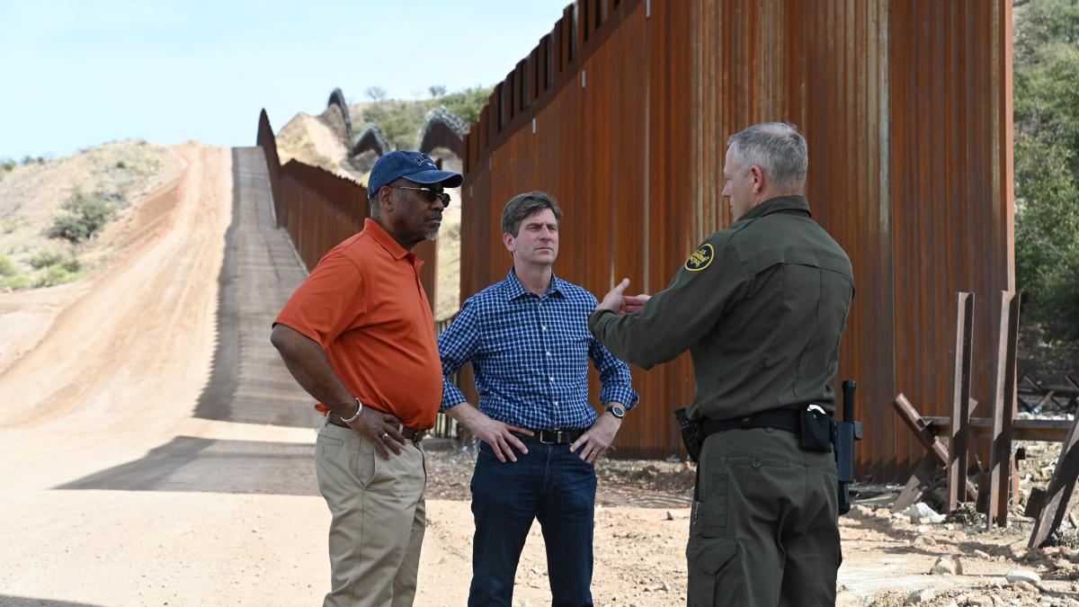 Reps. Meeks and Stanton at Southern Border.